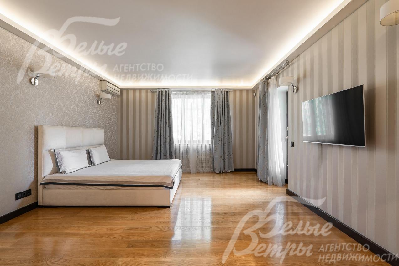 Спальня с собственной ванной комнатой