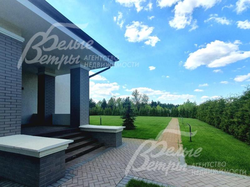 На участке газон, дорожки и освещение.