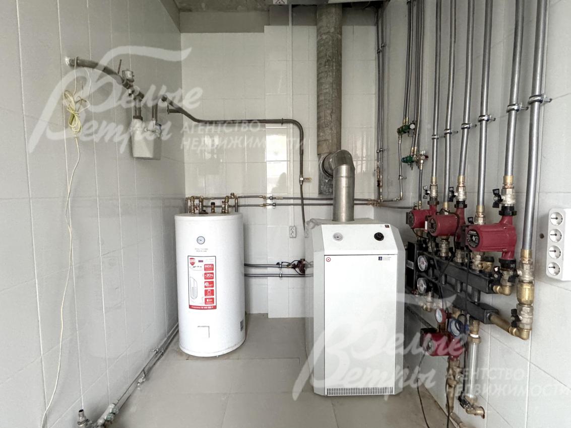 В котельной: напольное котельное оборудование мощностью 40 кВт с итальянской автоматикой и накопительный бойлер косвенного нагрева объёмом 150 л
