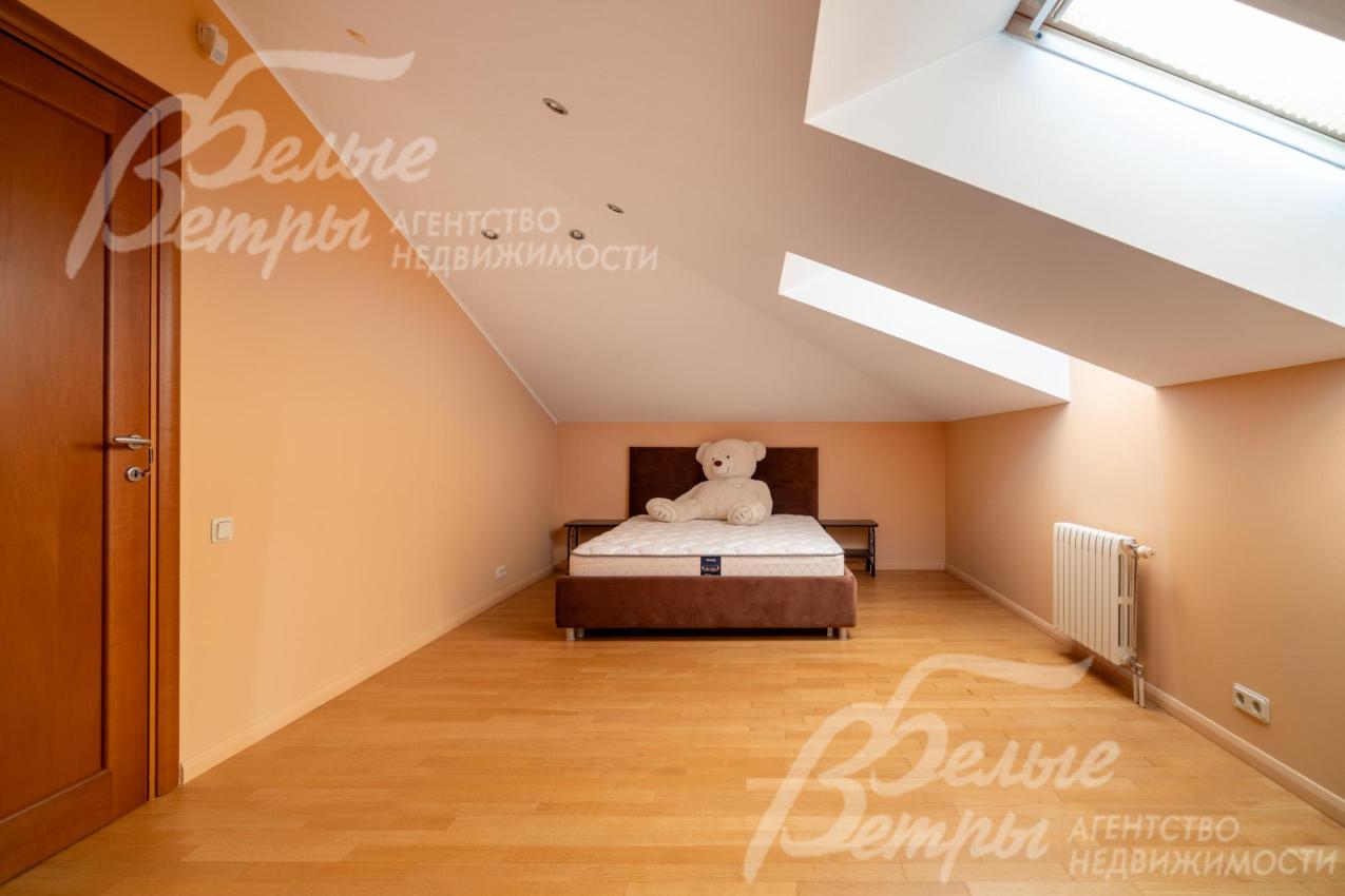 Рядом с игровой - блок с гостевой спальней с мансардными окнами