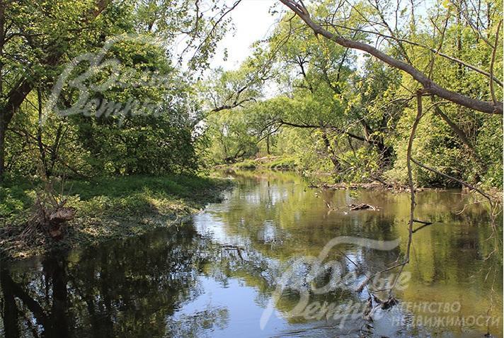 Рядом протекает река