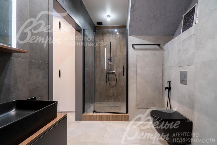 В санузлах - современная качественная сантехника чёрного цвета от ведущих производителей