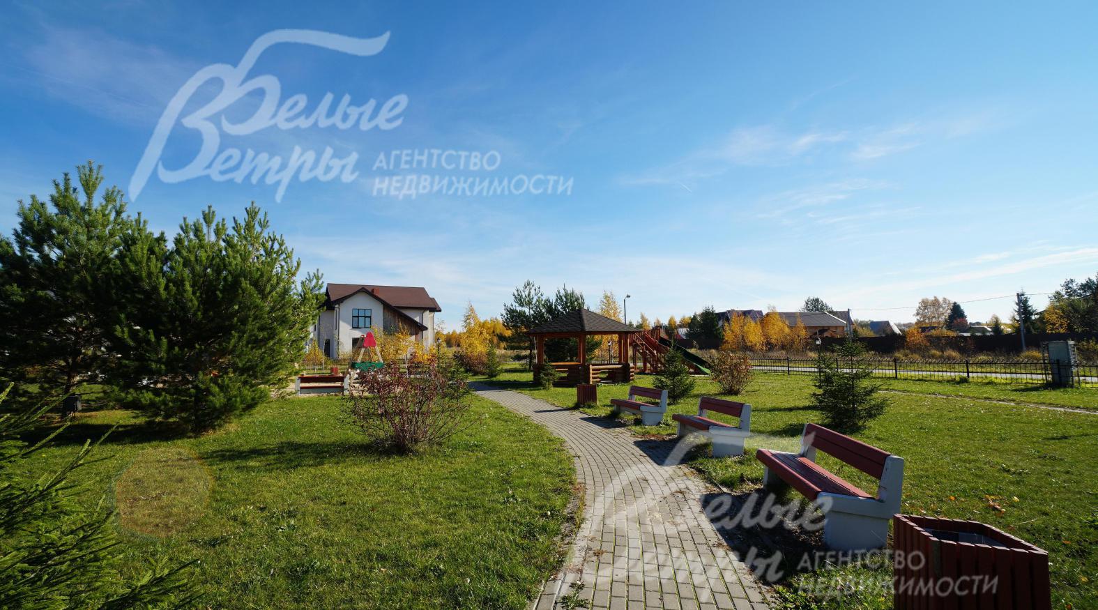 В коттеджном поселке есть спортивные и детские площадки