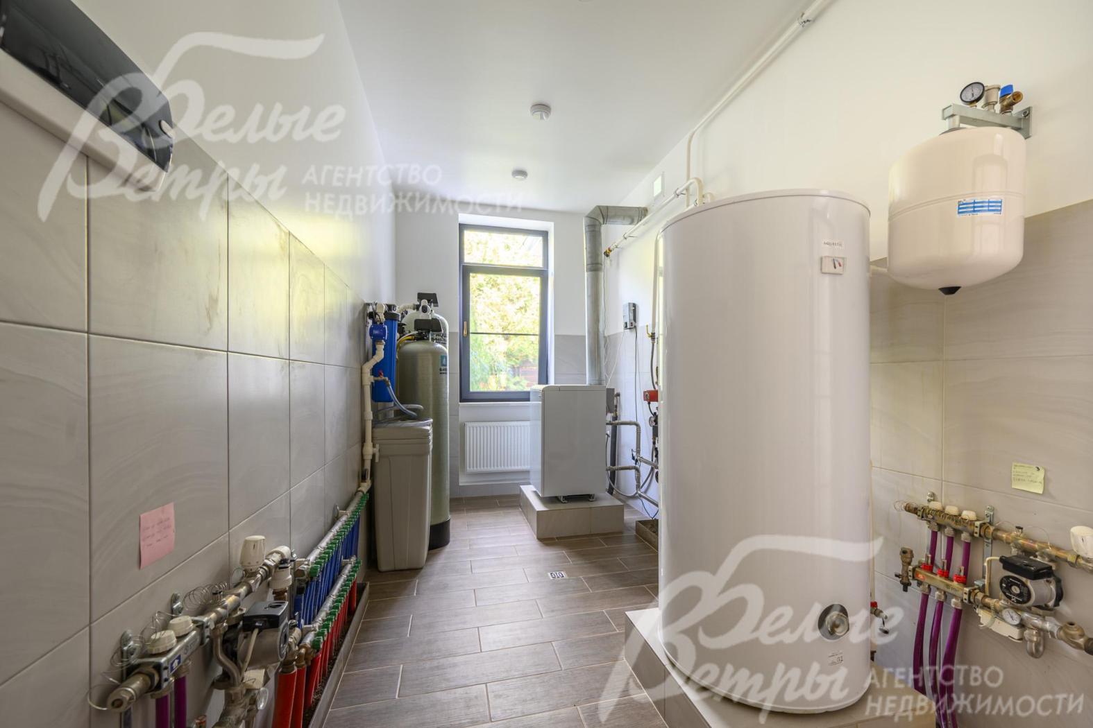 В котельной установлены газовый котёл Protherm мощностью 39 кВт, бойлер AQUASTIC на 300 л