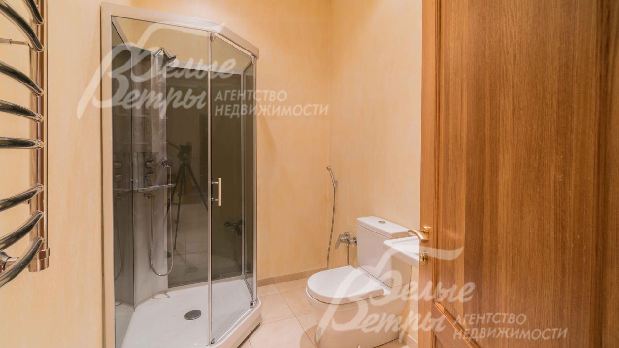 Санузел с душевой на первом этаже