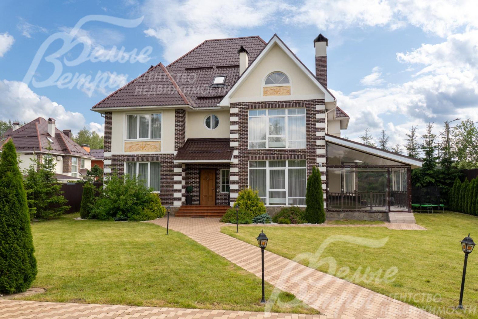 Дом стоит на зелёном ухоженном участке с реализованным проектом ландшафтного дизайна