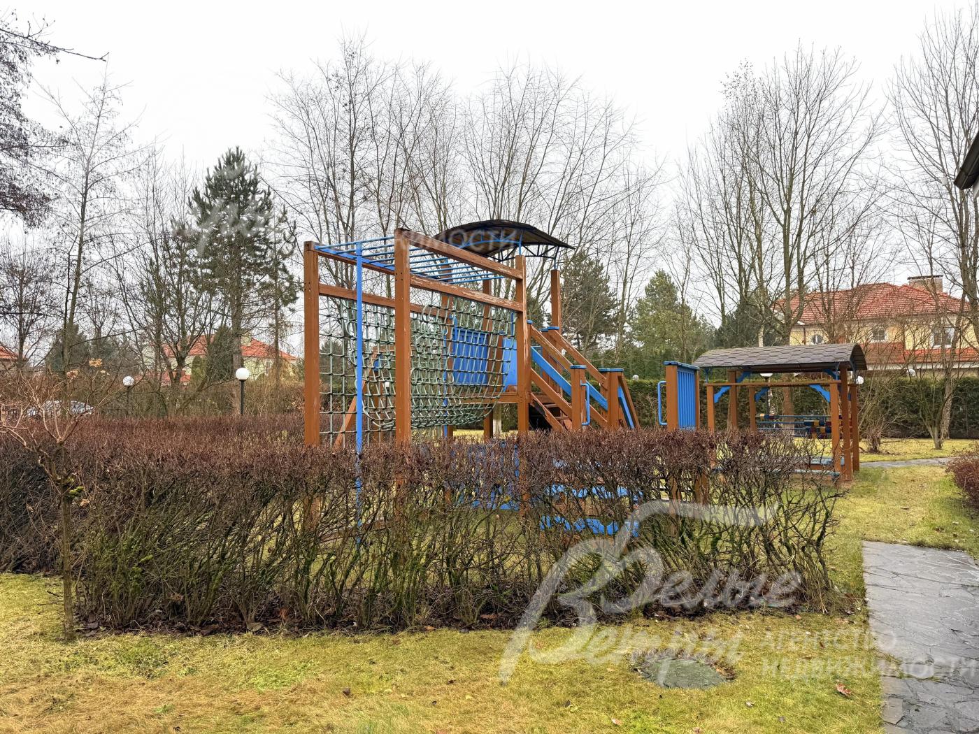 Рядом с домом - детский городок с функциональными игровыми зонами на открытом воздухе среди зелёных насаждений