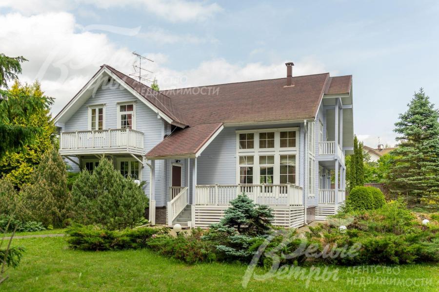 Выход с террасы на красивый уютный участок. 