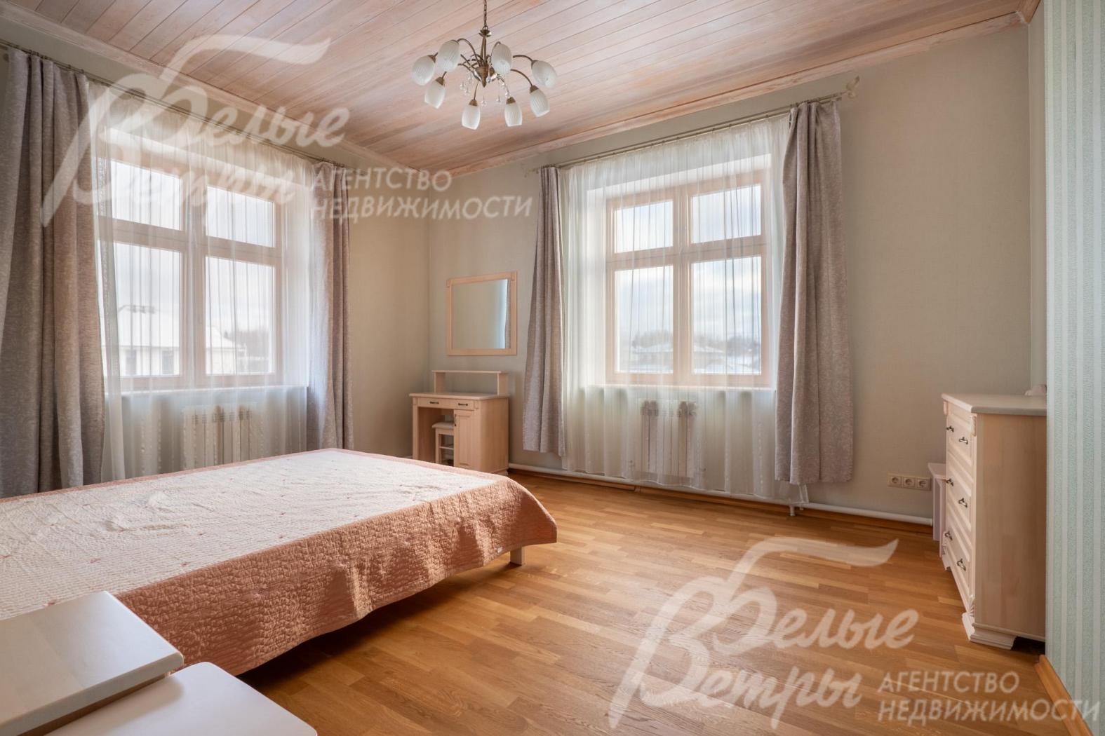 Одна из спален на втором этаже. Все комнаты полностью меблированы и готовы к заселению