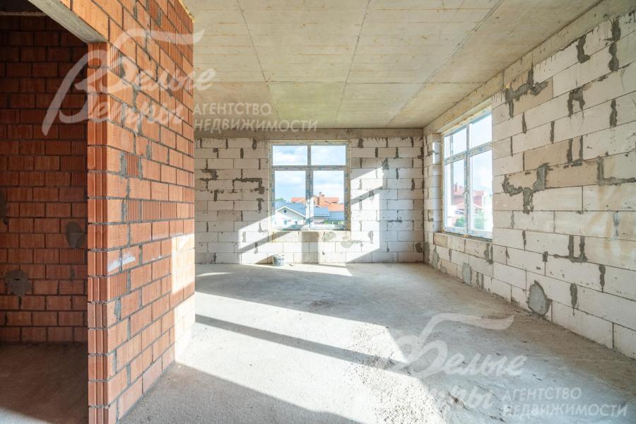 Просторная спальня на втором этаже с тремя окнами, собственным санузлом и гардеробной