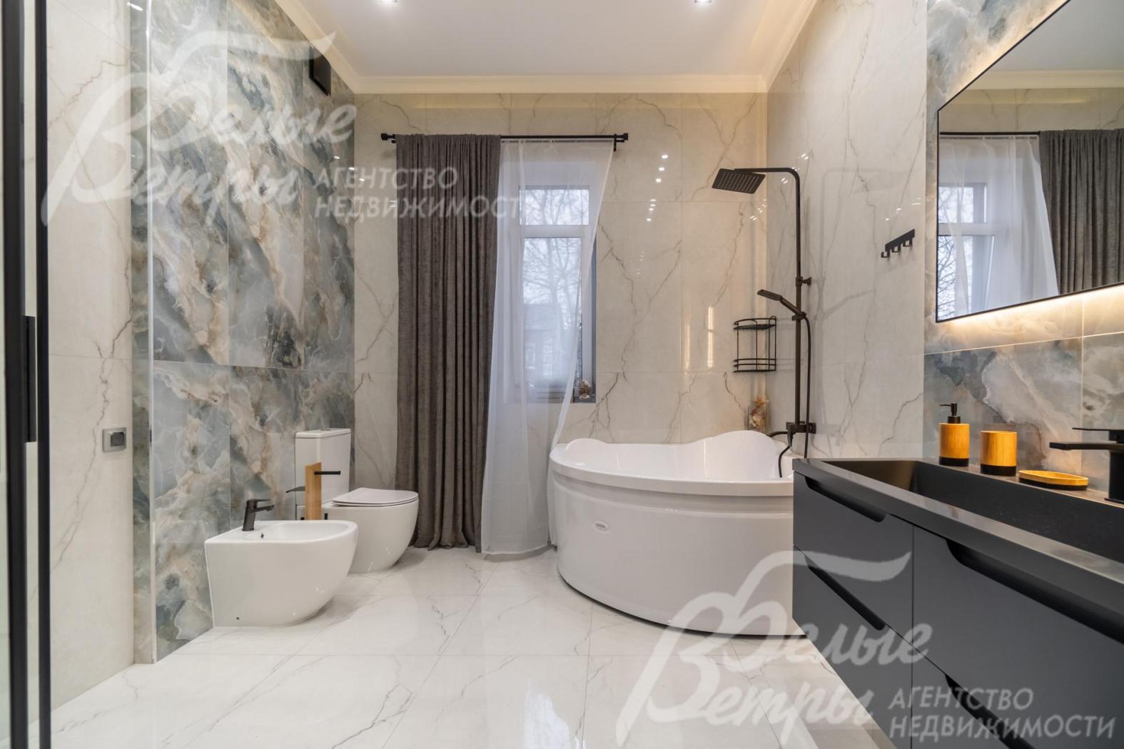 Санузел второго этажа с ванной и душевой кабиной