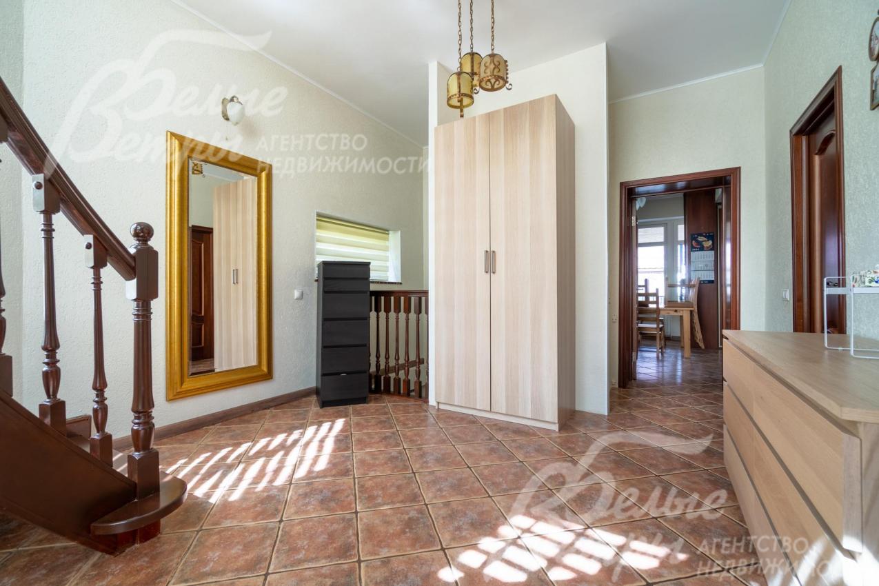 Стены прихожей покрашены, на полу - керамогранит