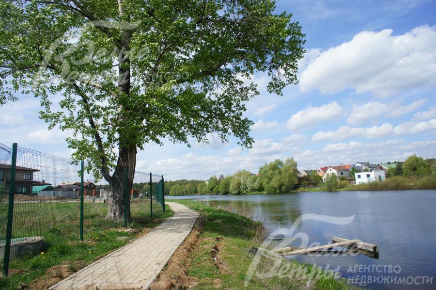 Озеро в поселке