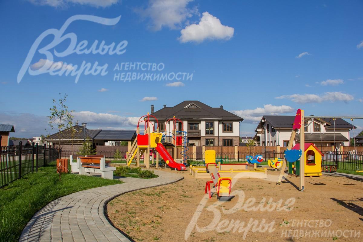 Детская игровая площадка в поселке