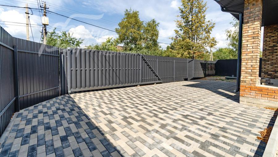 Площадка перед домом на 2 м/м полностью выложена красивой плиткой