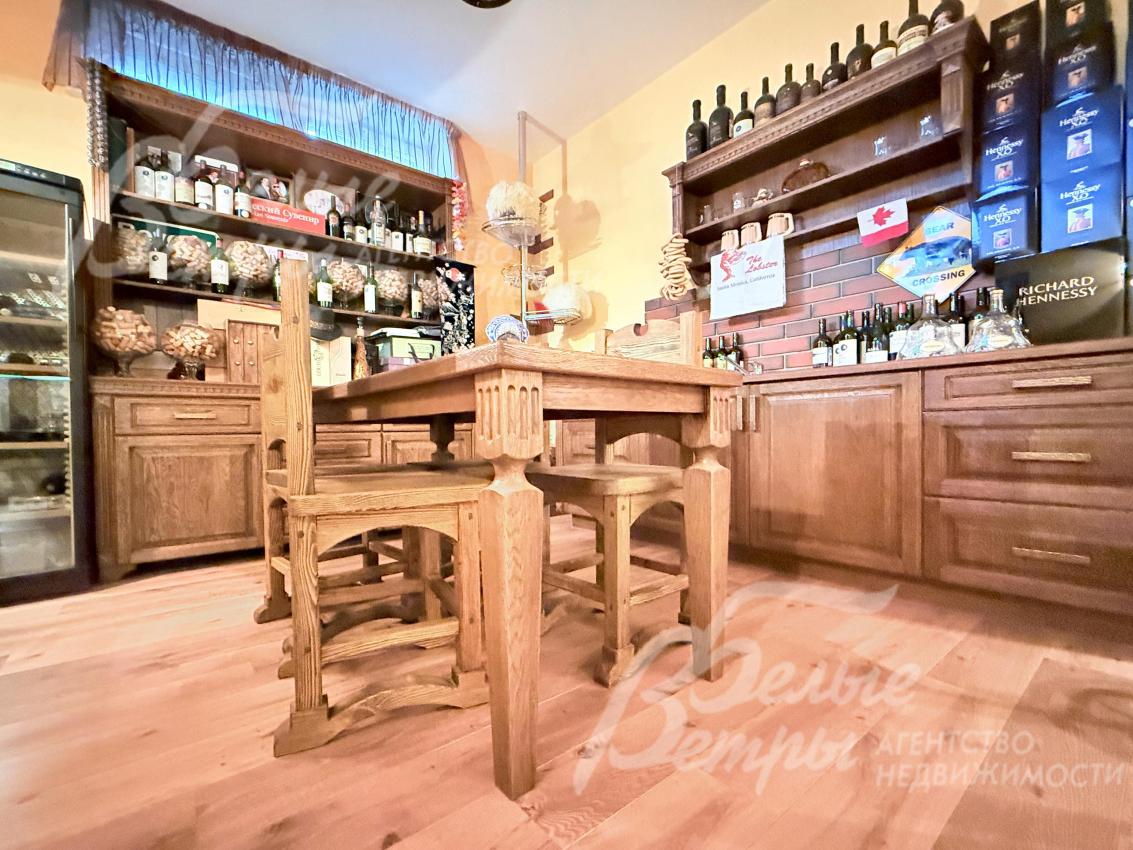 В комнате отдыха стоят деревянные шкафы и полки с глубокими ящиками и открытыми секциями- они функциональные и одновременно служат декоративным элементом