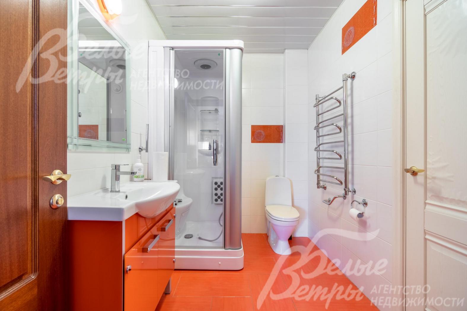 Санузел на первом этаже с душевой