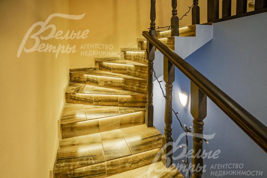 Лестница на 2ой этаж в квартиру персонала