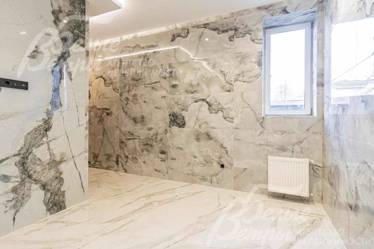 Все помещения с "мокрыми зонами" отделаны керамогранитом с водяным подогревом.