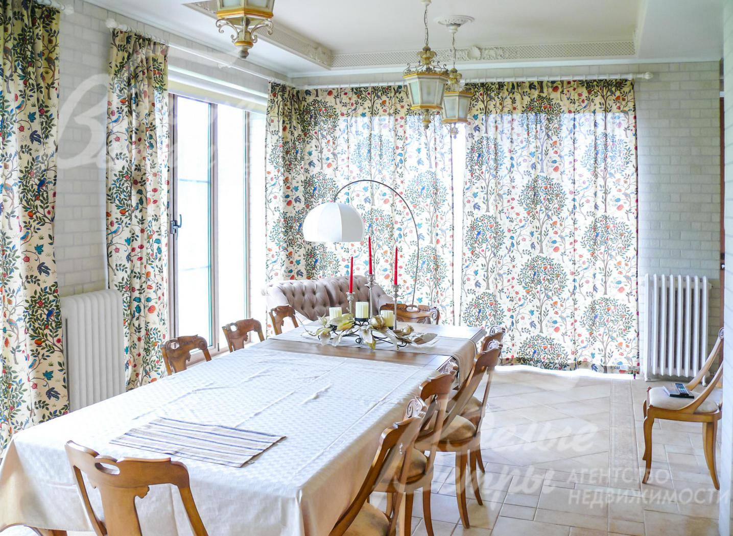 Столовая 33,9 кв.м с выходом на террасу.