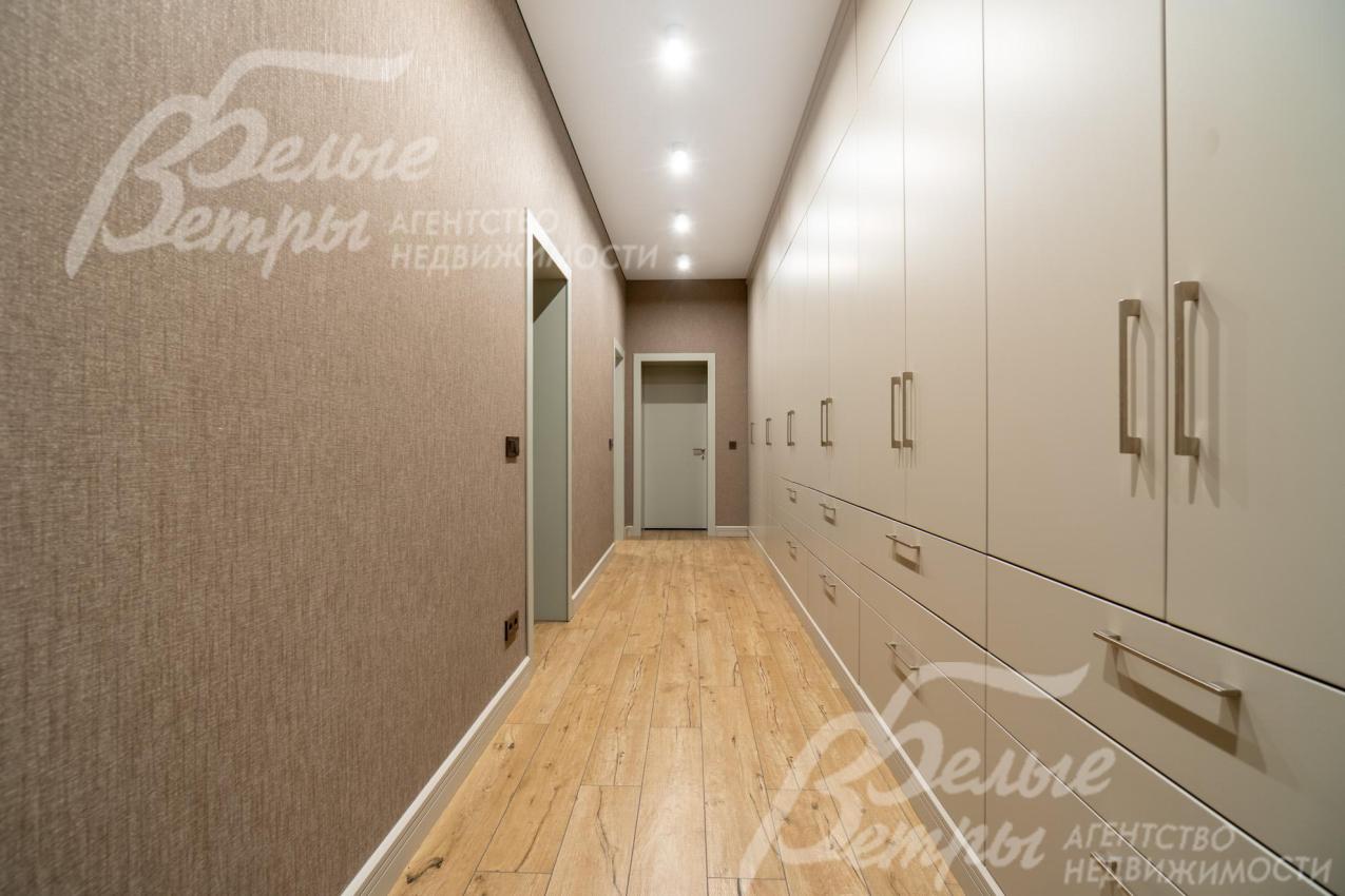 Коридор, оснащенный встроенными шкафами, ведёт из холла в спа-зону и в котельную 