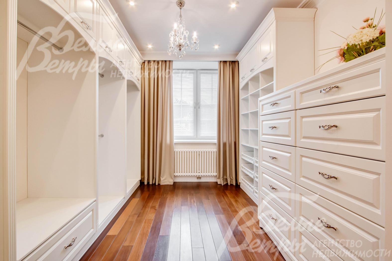 Гардеробная в мастер-спальне