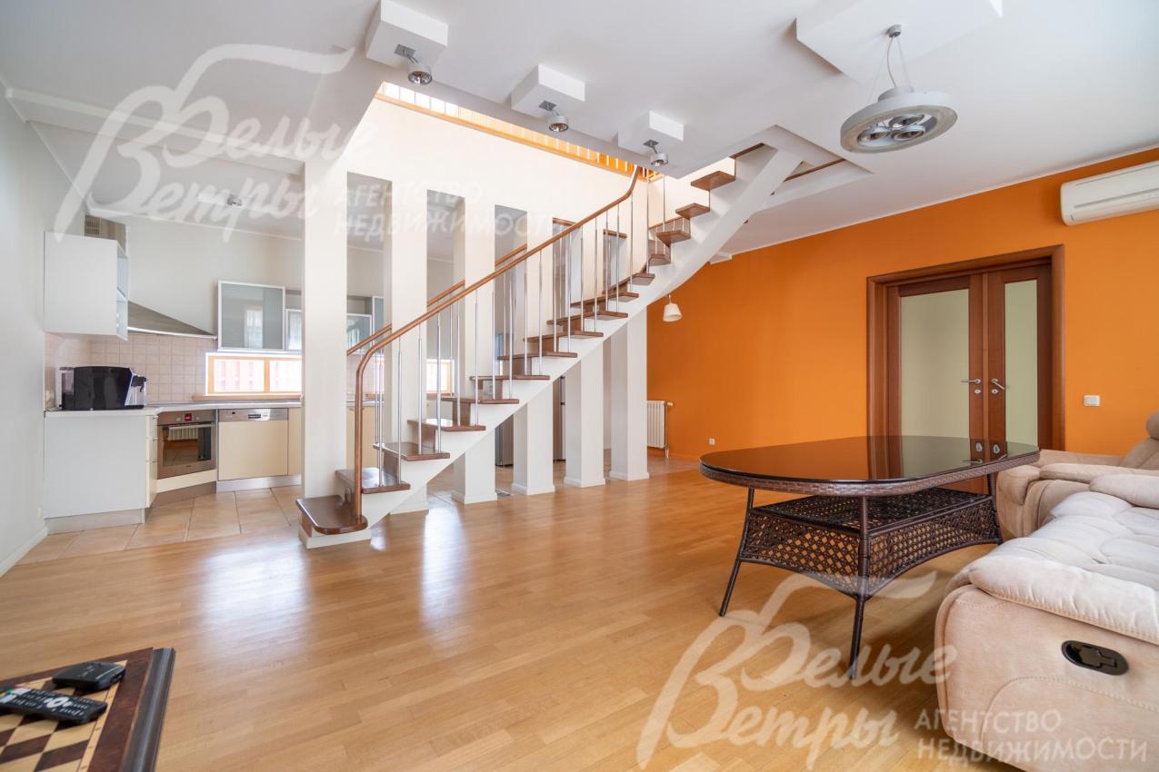 Лестница из гостиной-кухни-столовой ведет на второй этаж, она имеет бетонное основание, каркас выполнен из дерева 