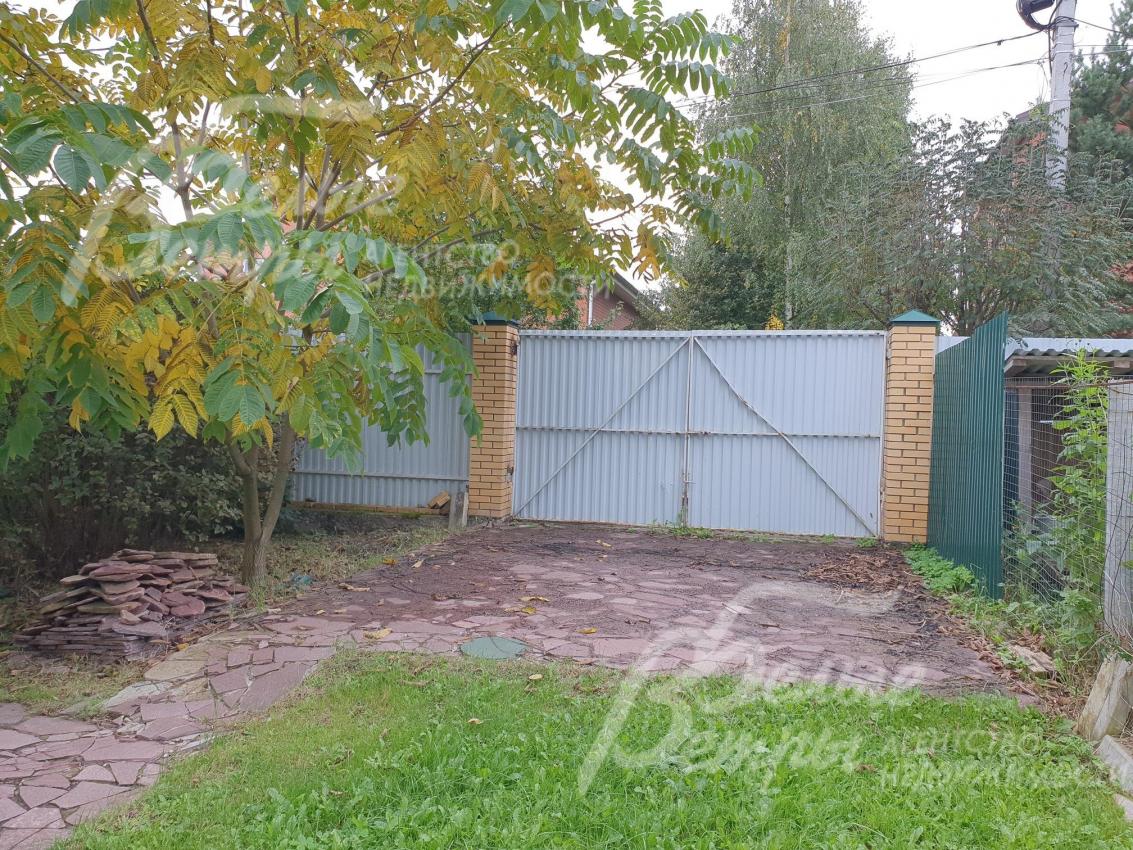 Участок огорожен высоким забором