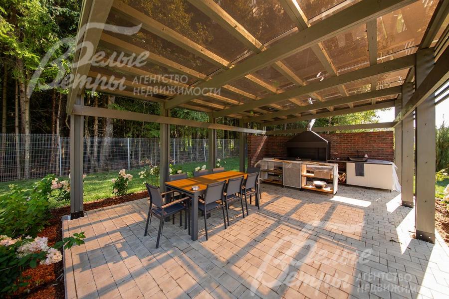 В беседке установлена садовая мебель, организована мангальная зона