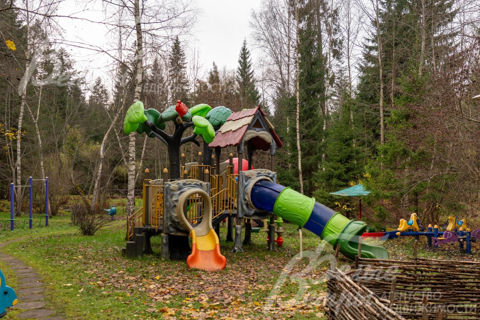 Детский городок - с современными игровыми модулями и пространством для активных игр
