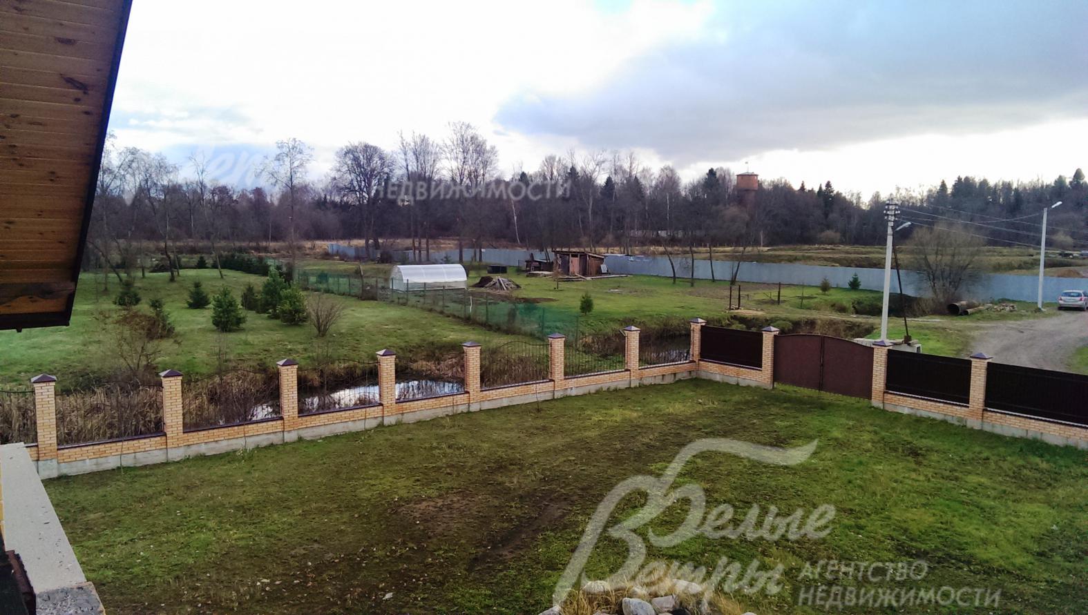 С балкона открывается вид на реку и окрестности