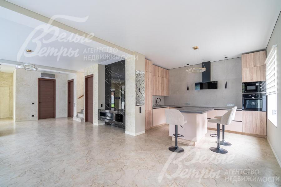 Открытое пространство объединенной гостиной и столовой можно использовать как зону отдыха или место для приёма гостей