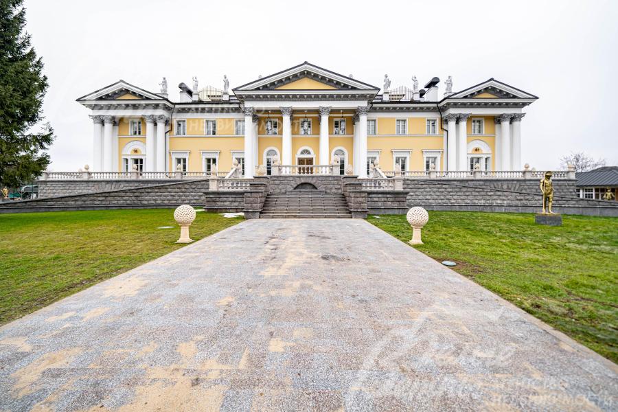 Усадьба расположена в камерном поселке, территория находится под круглосуточной охраной.