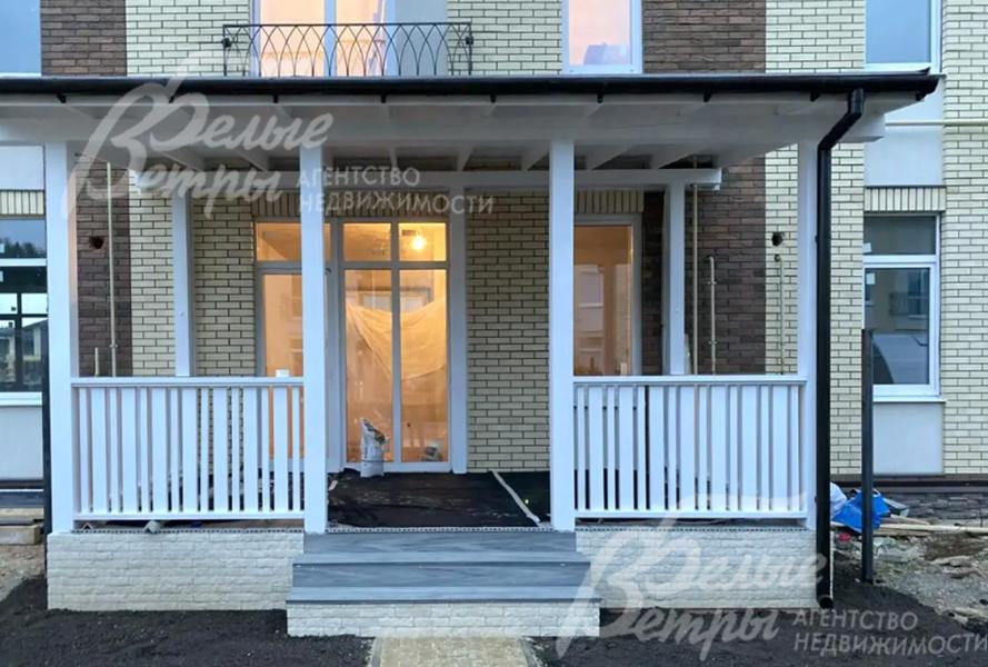 Из дома - выход на крытую террасу и участок. Терраса -  с мягкими окнами и полами, отделанными террасной доской