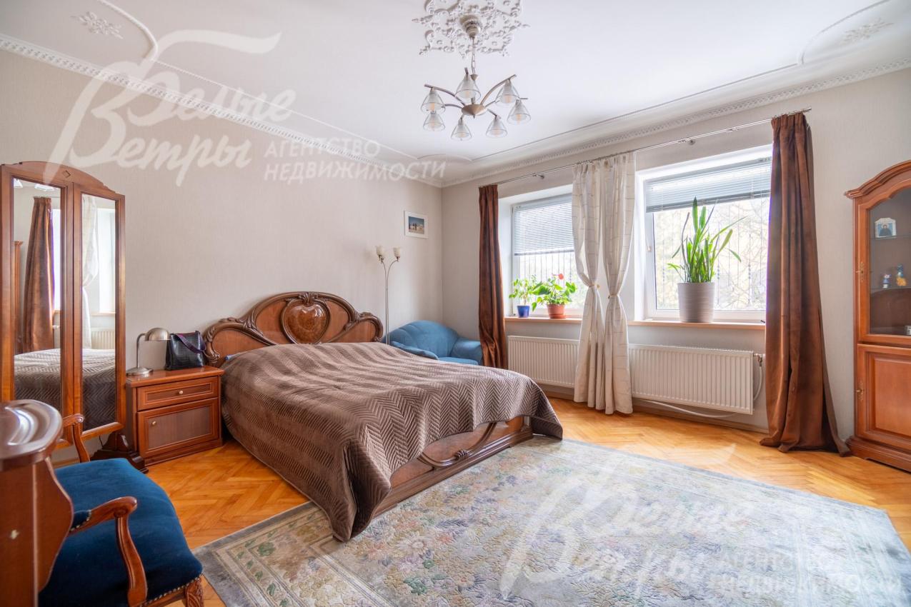 В доме - девять спален, три из них - на первом этаже. Спальни полностью меблированы 