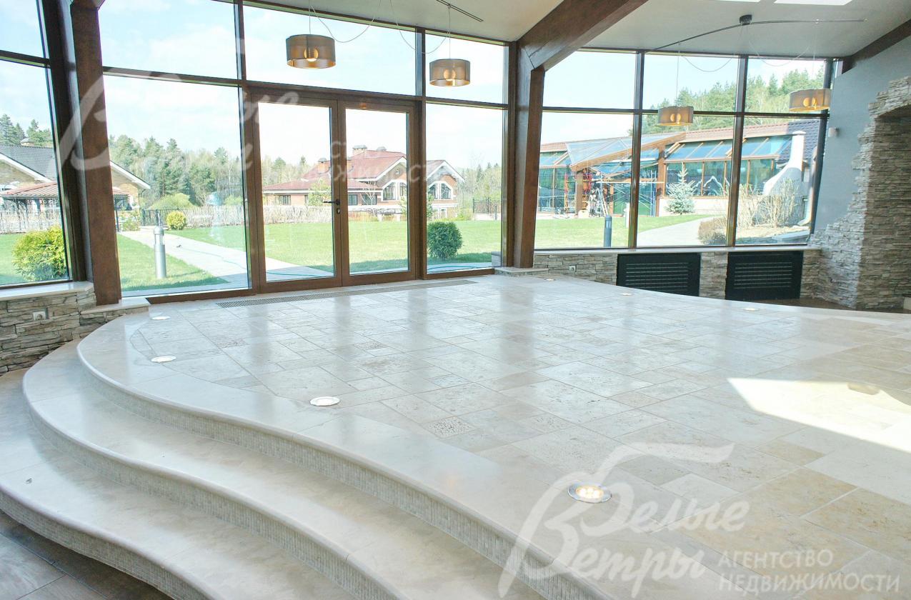 Каминный зал с панорамным остеклением