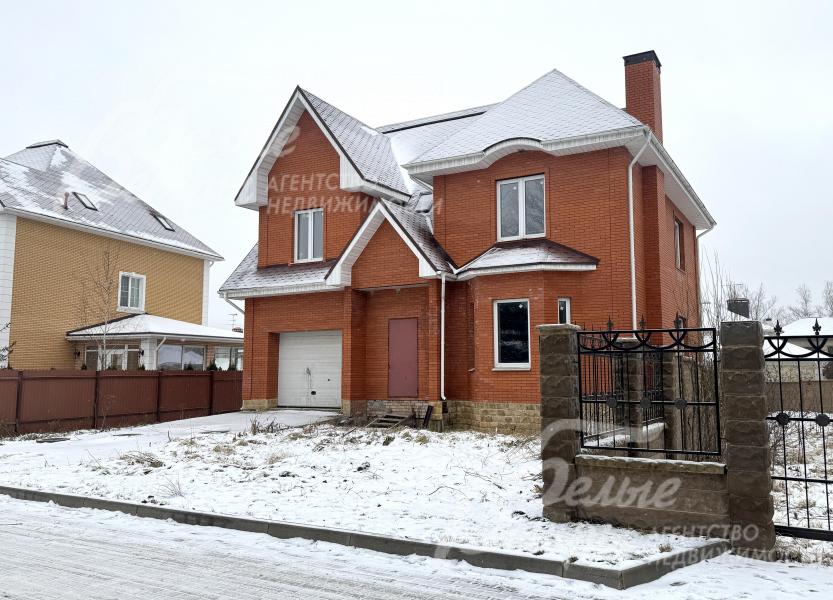 Внешние стены дома облицованы кирпичом благородного красного цвета