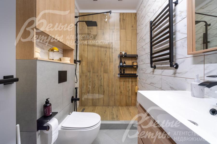 Санузел при мастер-спальне с душевой, установлена чёрная матовая фурнитура GRONENBERG и TECE