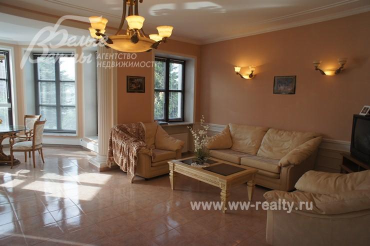 Гостиная с камином и эркером