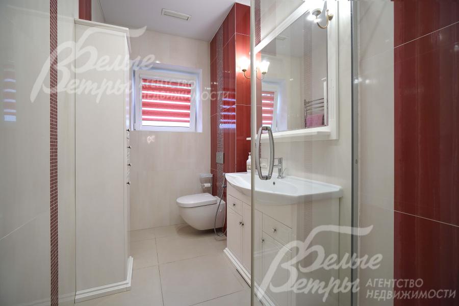 Санузел на первом этаже с душевой