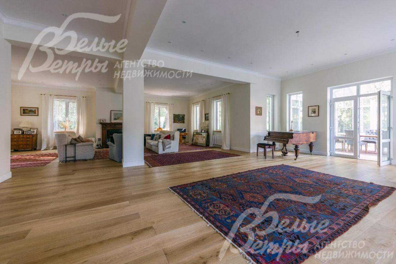 Большая гостиная с выходом на закрытую террасу.