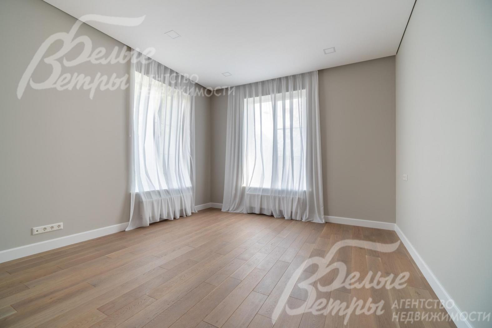 Одна из спален на втором этаже с двумя окнами и собственным санузлом