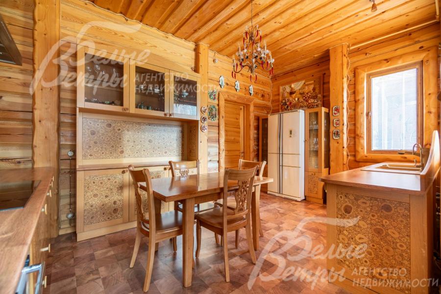 Кухня изготовлена вручную и на специальном оборудовании мастерами-краснодеревщиками 