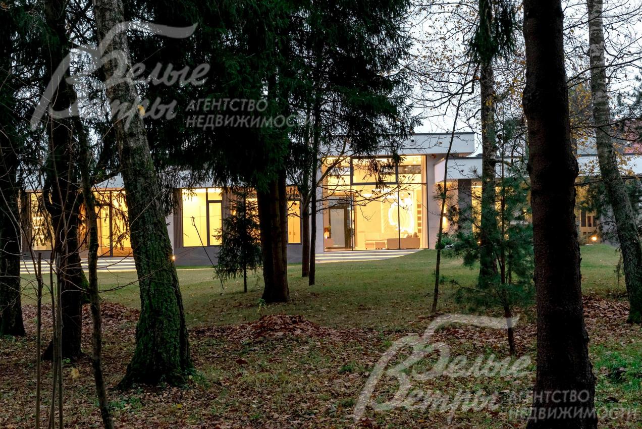 Вся территория, включая лесную зону, оборудована системой видеонаблюдения и охранной сигнализацией