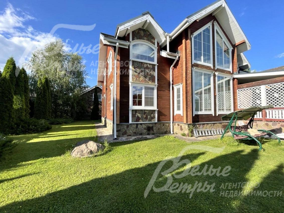 Садовые качели на участке.