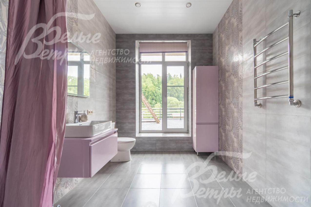 Санузел на втором этаже, оформленный в нежных серо-сиреневых оттенках