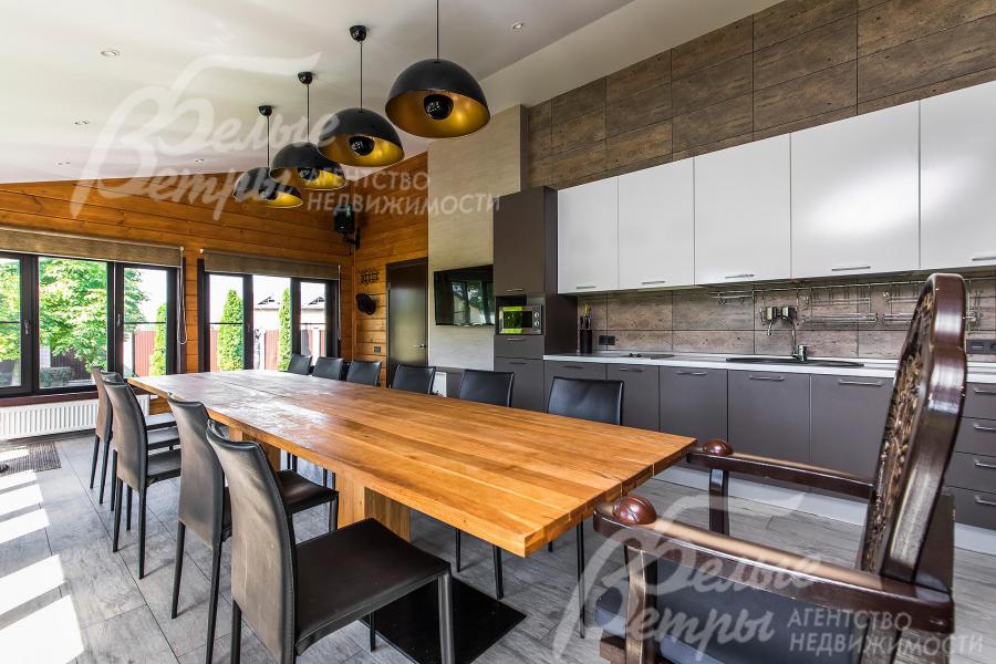 Кухня и большая обеденная группа