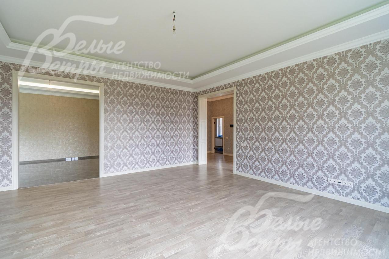 На полу керамогранит с водяным подогревом, паркетная доска Tarkett (дуб)