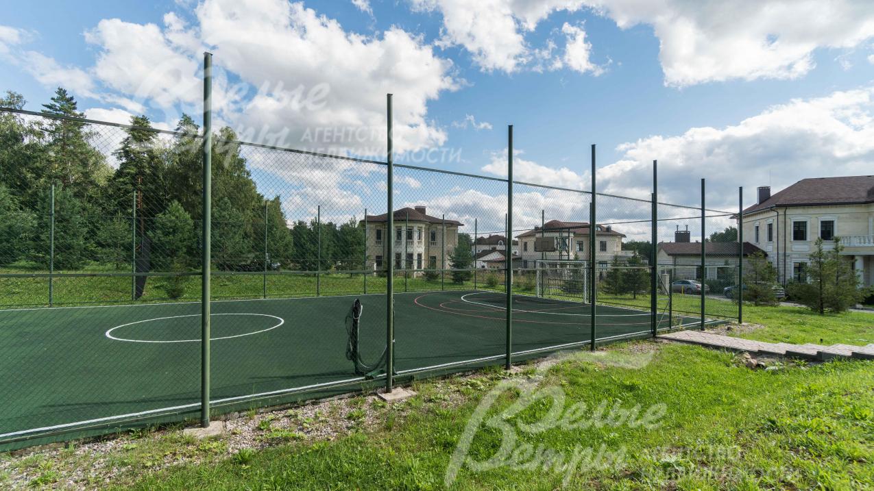 Спортивная многофункциональная площадка в поселке Идиллия