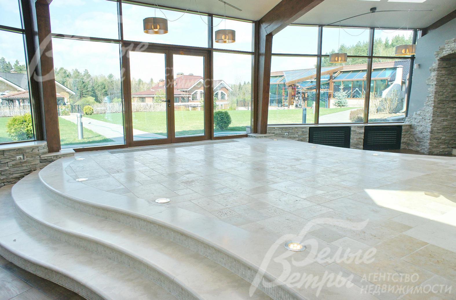 Каминный зал с панорамным остеклением